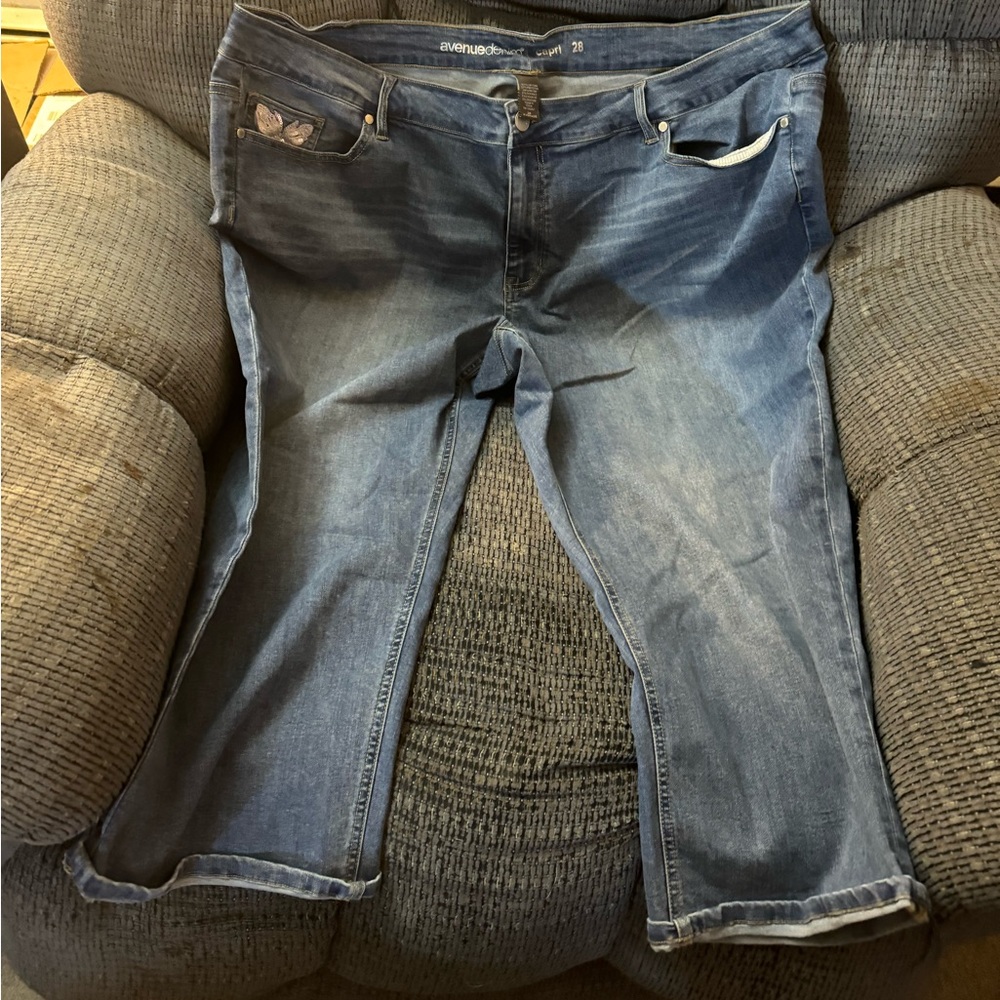 NWOT Avenue crop jeans size 28